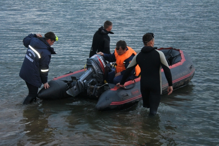 Спасатели ищут тело одного из мужчин