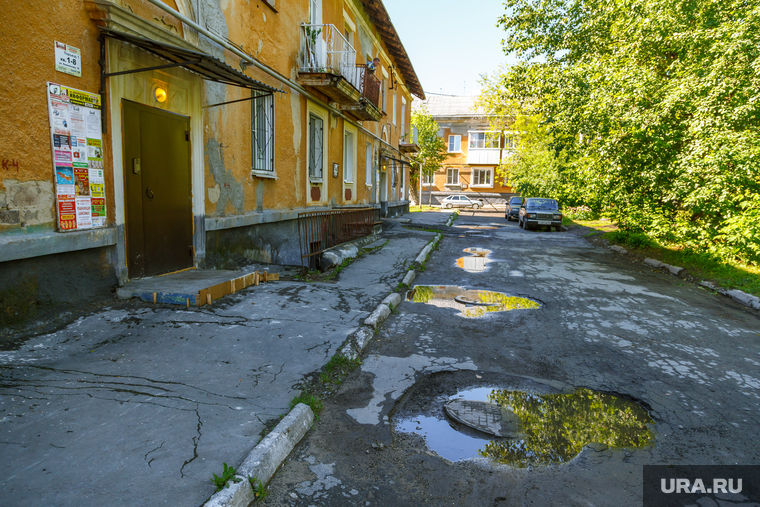 Дворы. Екатеринбург, двор, разбитая дорога, лужи, ямы на дороге