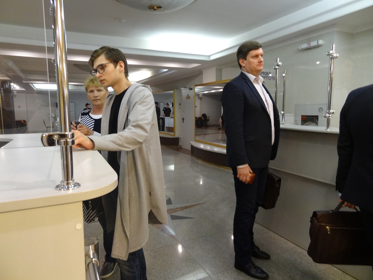 Руслан Соколовский и его адвокат Алексей Бушмаков проходят контроль