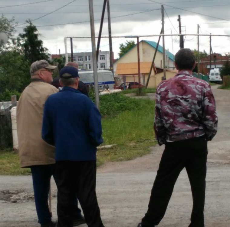 Полиция оцепила территорию из-за предполагаемого минирования автомобиля
