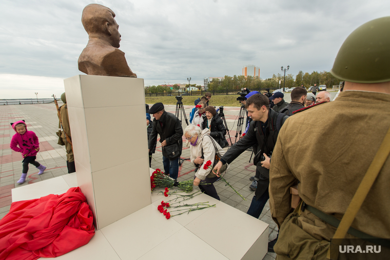 Установка бюста Сталину. Сургут, возложение цветов, бюст сталину