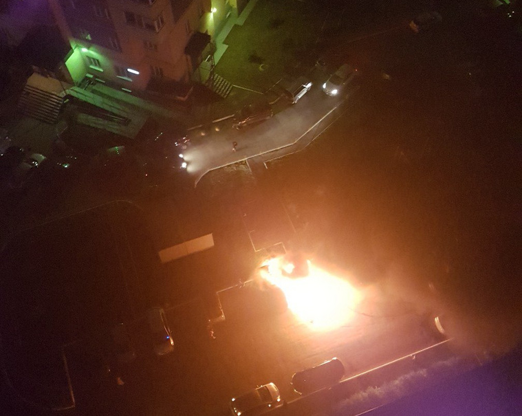 Очевидцы пишут, что у машин с треском взрывались покрышки