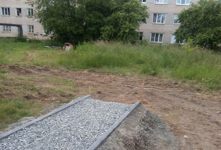 Такой же тротуар есть и в соседнем дворе