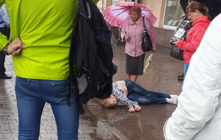 По мнению пользователей сети, перед падением парень употребил наркотики