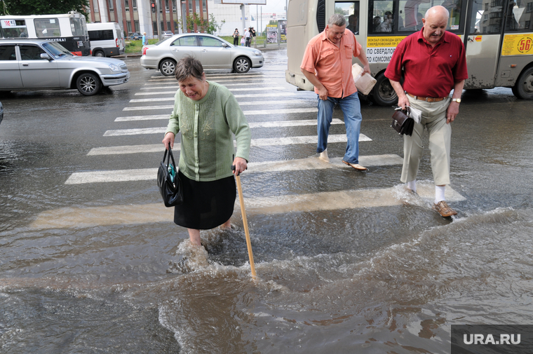 Наводнение. Потоп. Стихия. Челябинск., пешеход, вода, старуха, потоп