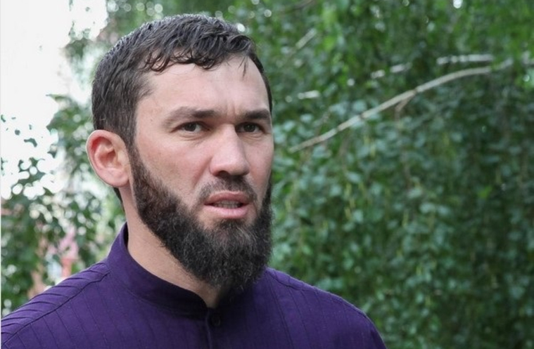 В ответ нападавшим от кортежа спикера парламента прозвучали несколько выстрелов в воздух