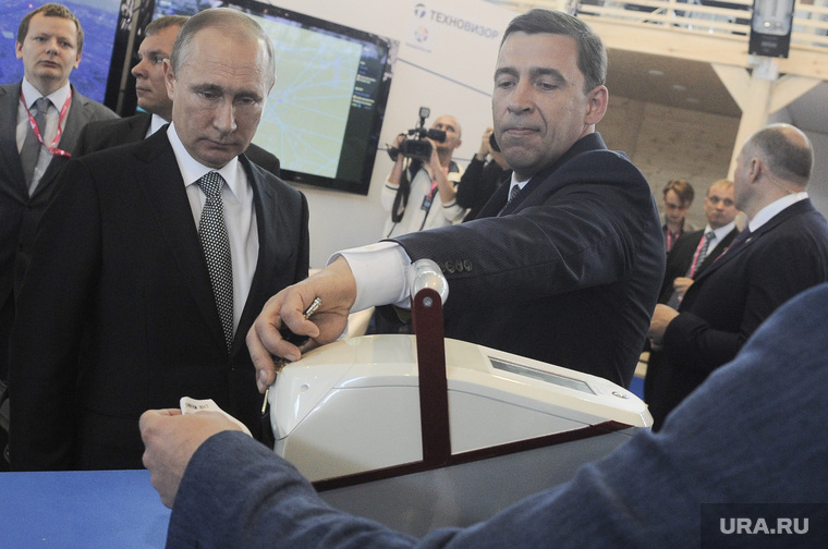 Глава Свердловской области Евгений Куйвашев демонстрирует президенту лазерный спектрометр