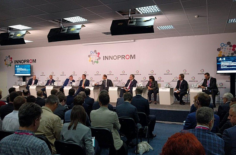 Зал полон — послушать экономистов с разными точками зрания пришли бизнесмены, журналисты, чиновники