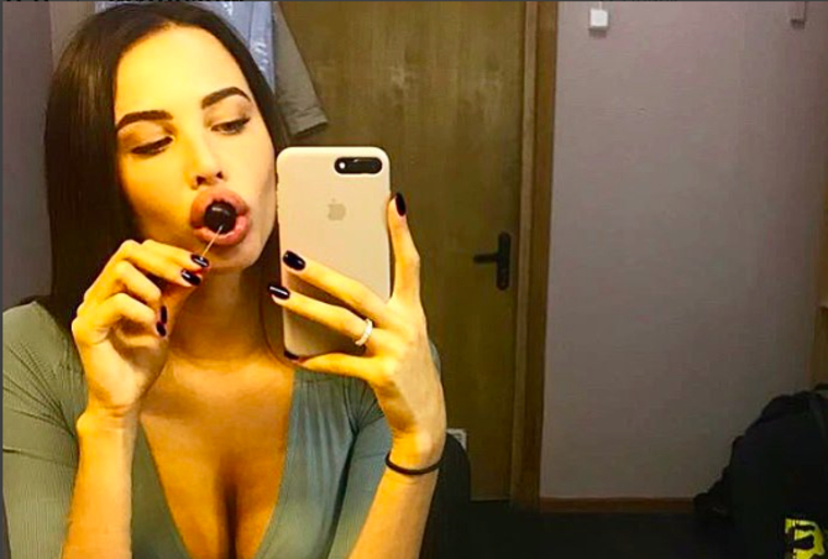 Девушка выложила фото с кольцом на безымянном пальце