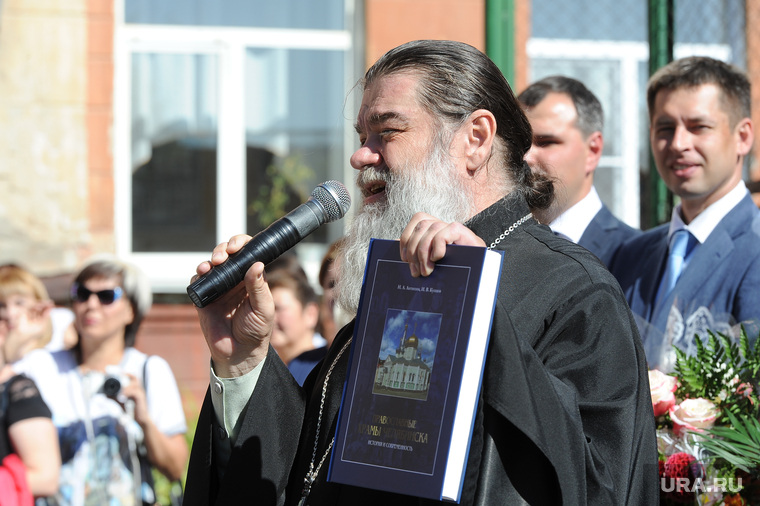 1 сентября линейка в школе 107 Челябинск, священник, поп, рпц