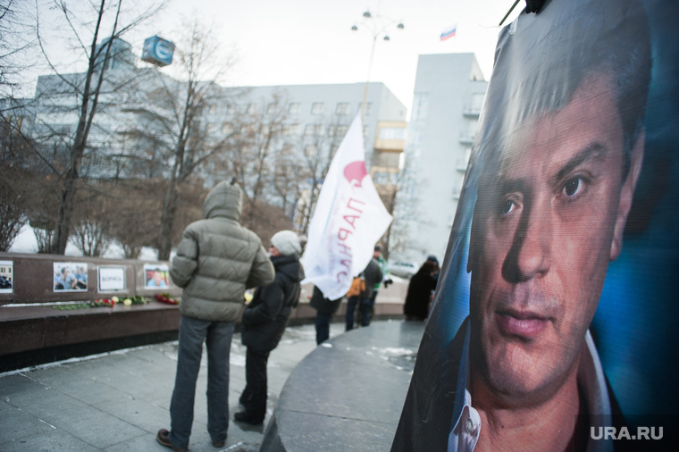 Акция памяти, посвященная годовщине смерти оппозиционера Бориса Немцова. Екатеринбург, акция памяти, немцов борис, возложение цветов