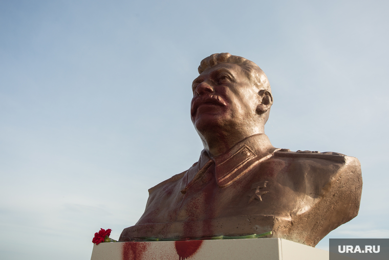 Сталин в краске. Сургут, бюст сталину, сталин в краске