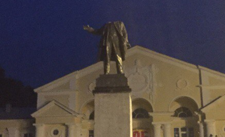 Наследие советской эпохи - памятники Ленину - украшают центральные площади большинства российских населенных пунктов