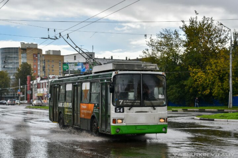 Молния, попав в троллейбус, прожгла обшивку кабины