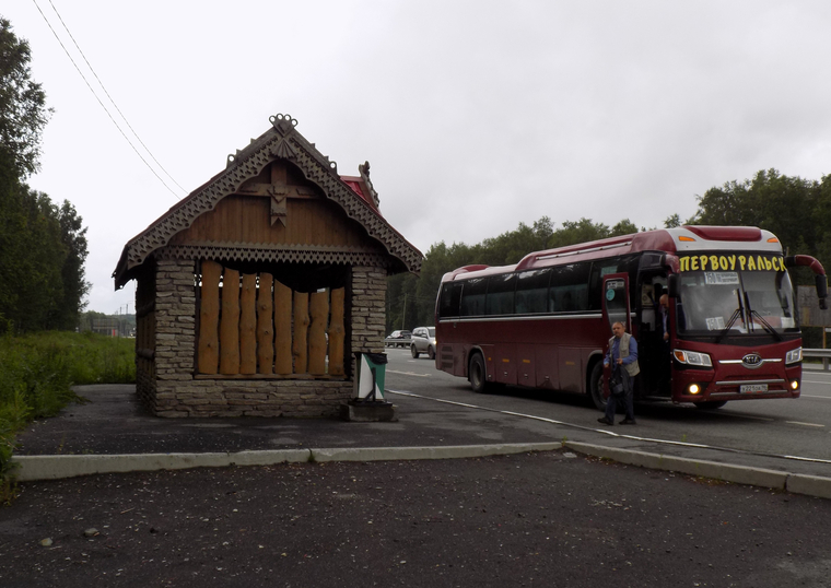 Автобусная остановка "Кемпинг" на трассе Екатеринбург - Пермь. С одной стороны дороги садовые участки, с другой - популярный кемпинг "Мельница"