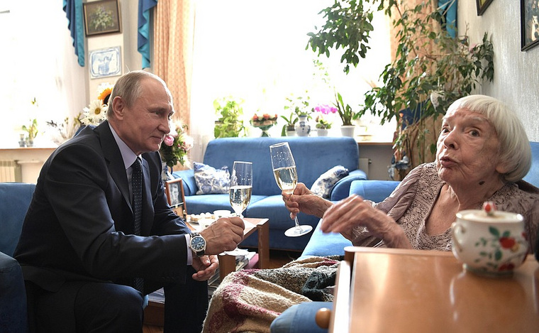 Правозащитница призналась, что хотела выпить с президентом шампанского на 90-летие