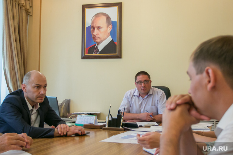 Жильцы пожаловались чиновникам, что третий месяц обходятся без горячей воды