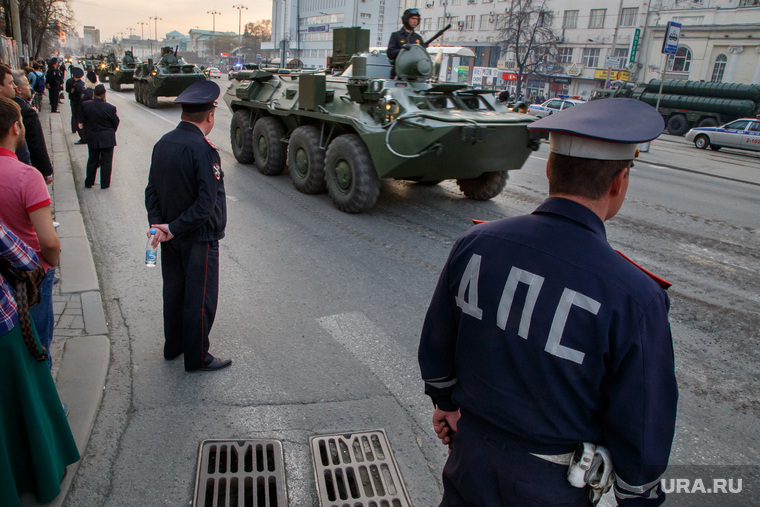 Перекрытие проспекта Ленина для прохождения колонны военной техники. Репетиция Парада Победы. Екатеринбург, военная техника, парад победы, репетиция парада, оцепление, перекрытие улиц, дпс