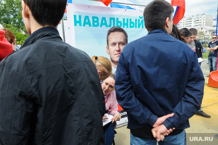 Митинг сторонников Навального в День России. Стоп Гок. Челябинск, куб навальный