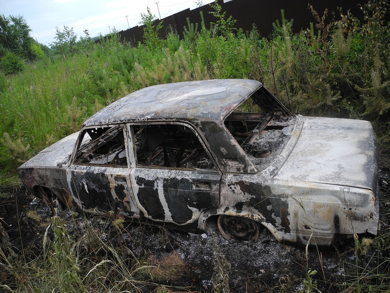 Сгоревшую машину нашел за городом грибник