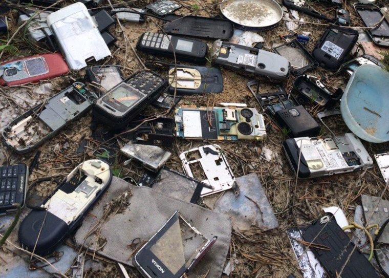Разбил продаю. Свалка телефонов. Смартфон на помойке. Свалка старых смартфонов. Мобильник у мусорке.