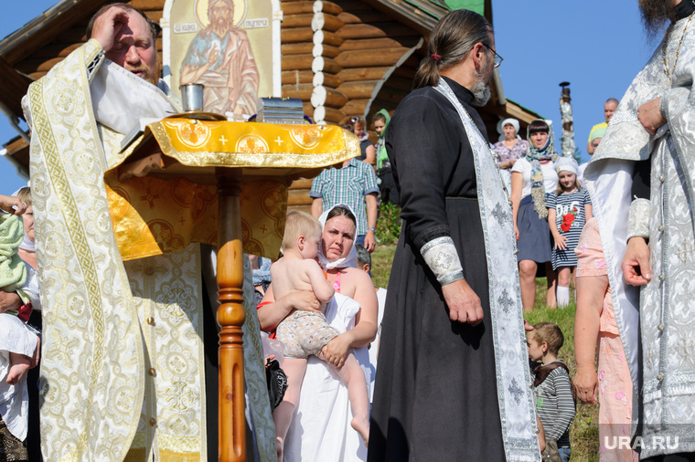 Массовое крещение на Чусовой на станции Полевской, Свердловская область, ребенок, прихожане, дети, крещение, паства, религиозный обряд