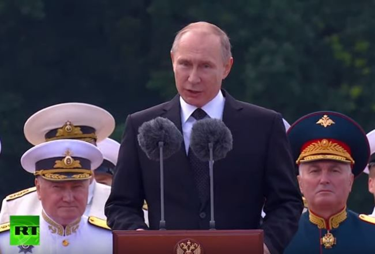Владимир Путин принимает парад в честь Дня ВМФ
