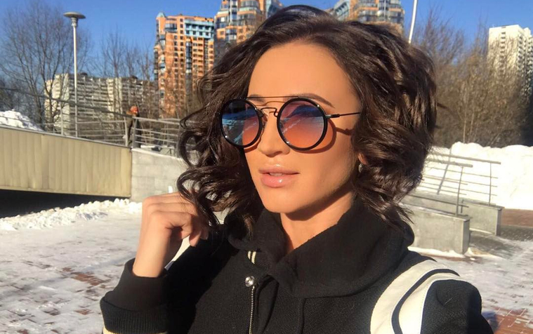 Молодая певица старается привлечь к себе внимание