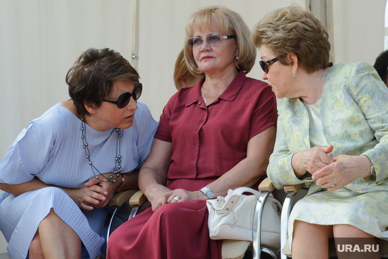 В подборе аксессуаров Бабушкиной можно взять пример с Наины Ельциной (справа), в очках Chanel или Татьяны Юмашевой (слева), выбравшей Louis Vuitton