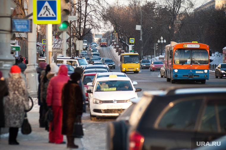 Общественный транспорт Екатеринбурга, остановка, зима, автобус, маршрутка