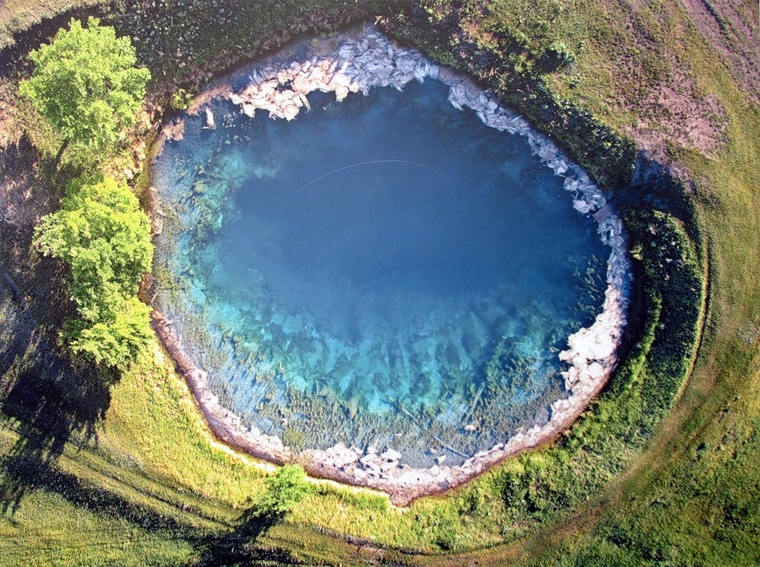 Озеро в Новом Уренгое запомнилось водой необычного голубого цвета