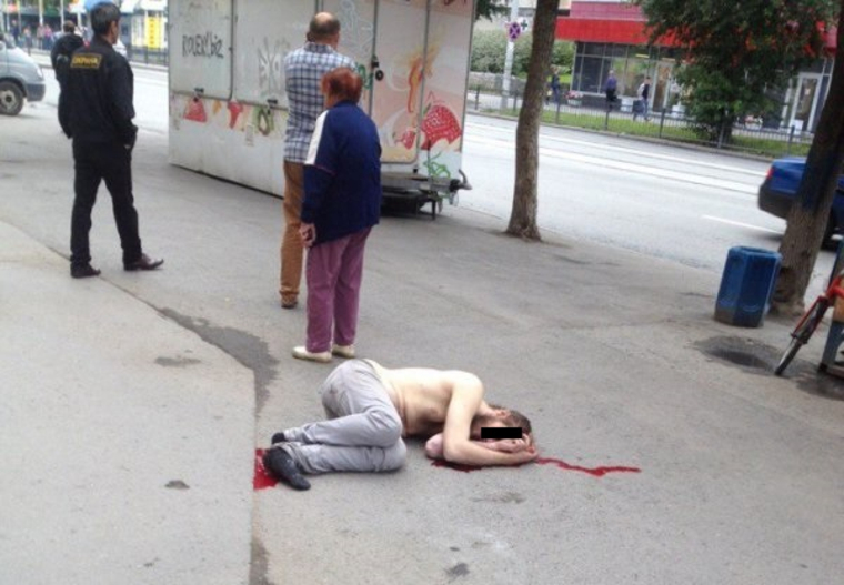 Мужчина выпал из окна прямо под ноги прохожим
