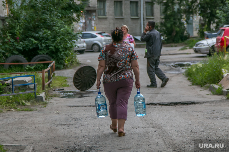 Авария водопровода. Курган, бутыли, нет воды, жильцы дома, авария на водопроводе