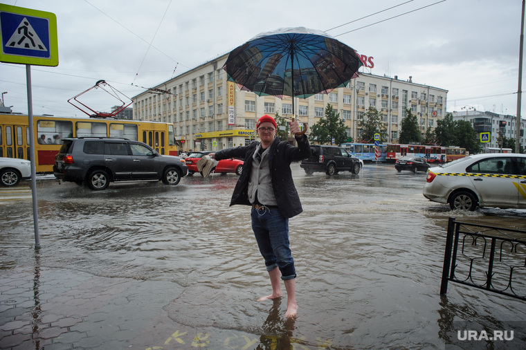 Затопленный перекрёсток на Ленина-Карла Либкнехта. Екатеринбург, лужа, прохожий, зонт, непогода, дождь