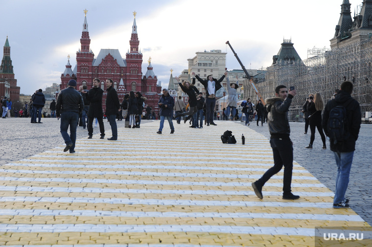 Разметка на Красной площади. Москва, площадь красная , город москва, туристы