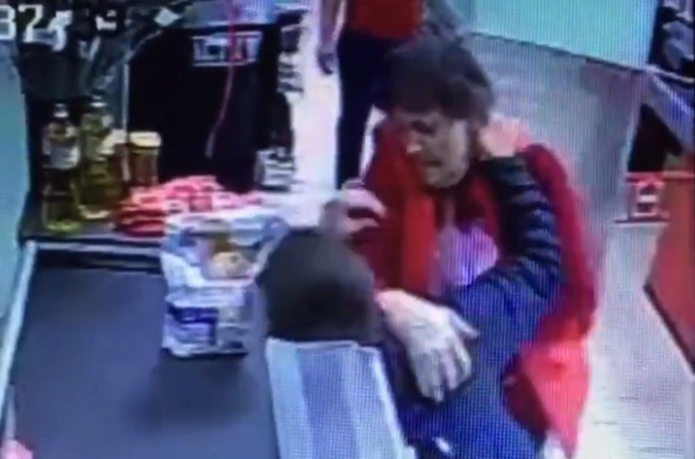 Женщина набросилась на мальчика с кулаками за то, что он встал на свой скейтборд в магазине