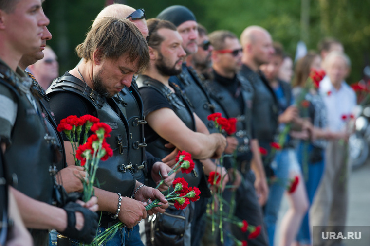 Ночные волки у мемориала военным мотоциклистам в ЦПКиО им. Маяковского. Екатеринбург