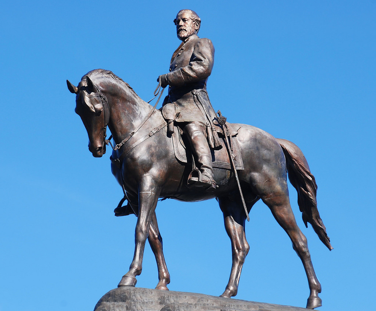 Желание властей убрать памятник генералу-конфедерату вызвало протесты со стороны националистов Вирджинии