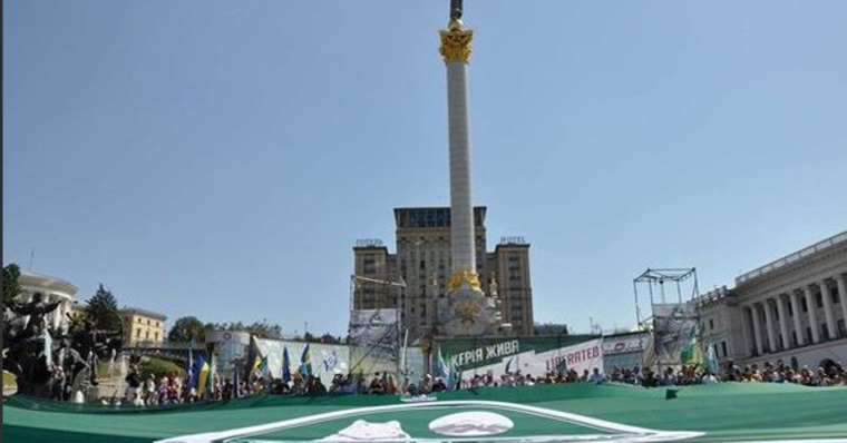 Гигантский флаг "Ичкерии" - 22х33 метра - развернули солдаты Президентского полка