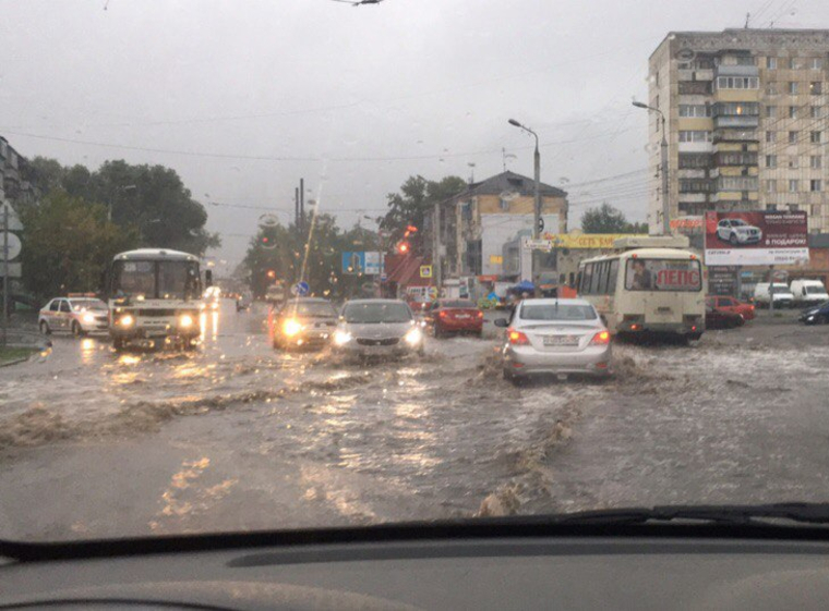 Машины с опаской передвигались по залитой дождём дороге.