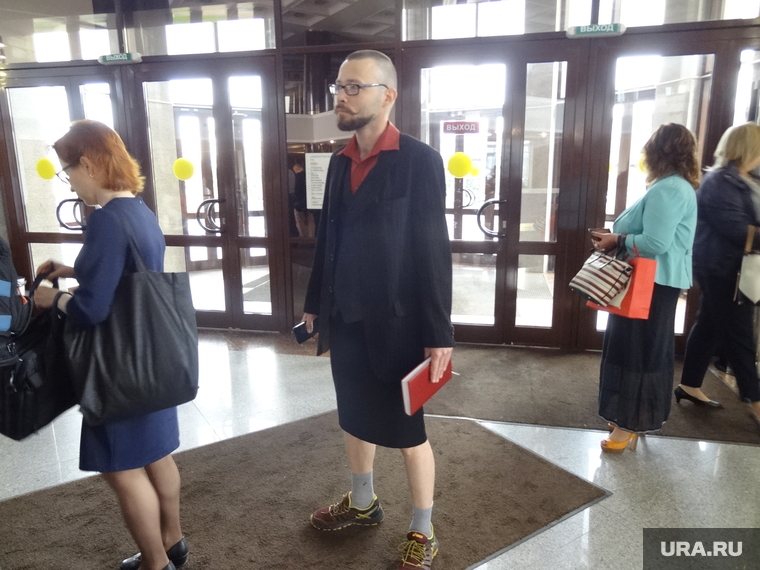 Несмотря на шокирующий вид, приставы пустили журналиста в юбке в здание свердловского облсуда