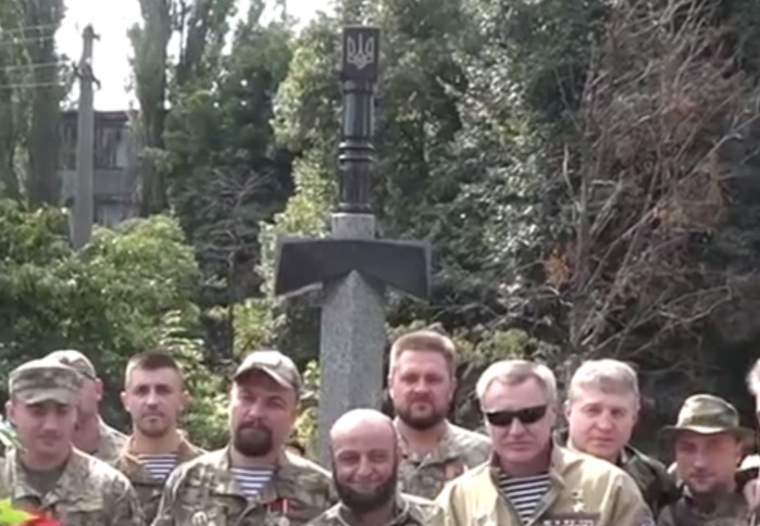 Бойцы АТО выстроились на фоне мемориала