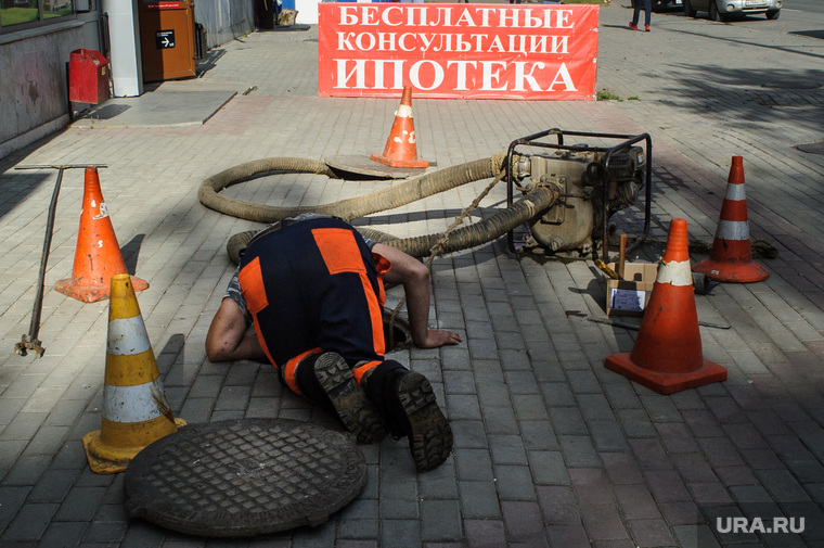 Виды Екатеринбурга, новое жилье, люк канализации, ипотека, слесарь, консультация, ремонтные работы, новостройки, покупка квартиры, рабочий