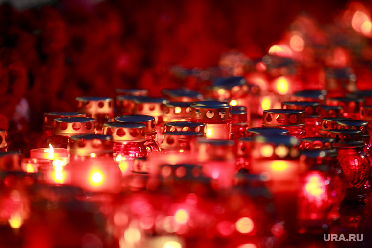 Вечер памяти жертв теракта в Питере, Манежная площадь. Москва, свечи, траур, цветы, мемориал