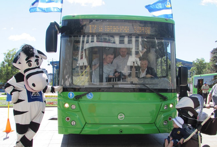 Новые автобусы для ПАТП торжественно презентовали горожанам 29 июня около здания администрации города