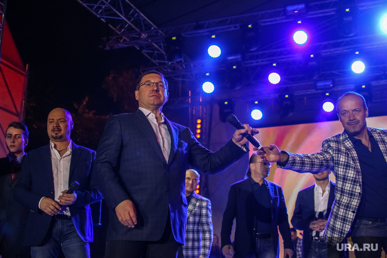 Губернатор Владимир Якушев поет с хором Турецкого, концерт на пешеходном бульваре. Тюмень