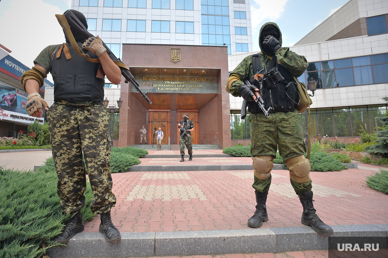 Захваченный ополчением ДНР Национальный банк Украины, национальный банк украины, ополчение, маски-шоу, оцепление