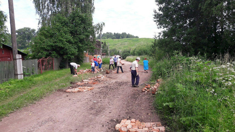 Жители Пыскора ремонтировали дорогу к празднику Яблочный спас