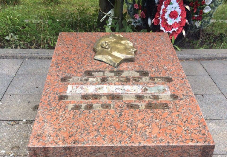 Неизвестные украли с мемориальной доски металлические буквы и цифры