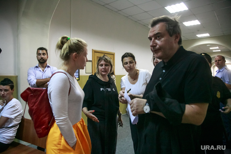 Актриса Юлия Пересильд с сотрудниками «Гоголь-центра» в коридорах Басманного суда
